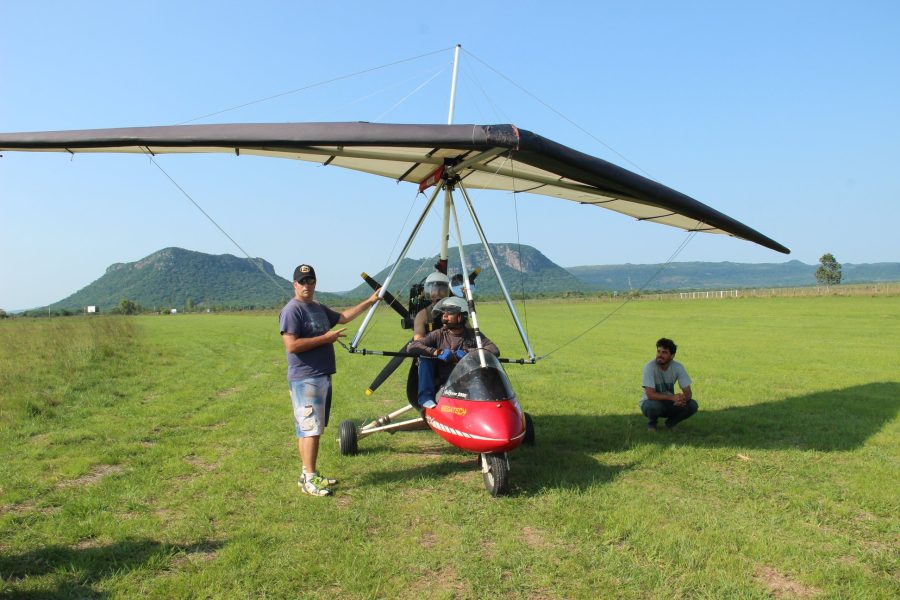 Ultraleichtflugzeug mit Insassen bereit zum Abflug - Ihr Fenster zur paraguayischen Landschaft auf unserer Rundflug Entdeckungsreise.