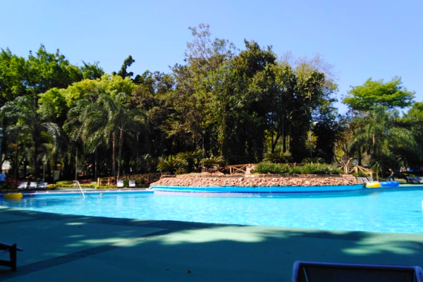 Alternative Sicht auf die luxuriöse Pool Area mit Liegestühlen und der paraguayischen Natur im Hintergrund - Teil Ihrer Luxusunterkunft auf der Entdeckungsreise.