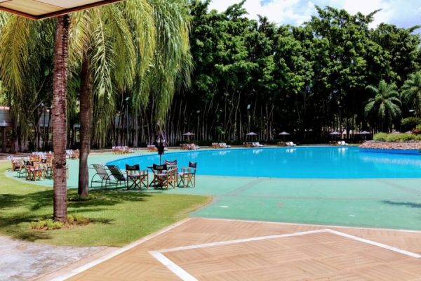 Luxuriöse Pool Area mit Liegestühlen und umgeben von atemberaubender Natur - Symbol unserer hochwertigen Unterbringung auf Ihrer Entdeckungsreise durch Paraguay.
